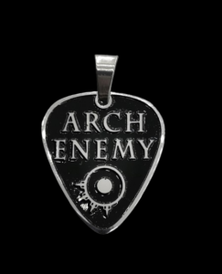 Медальон на Arch Enemy с форма на перце за китара от стомана Заглавие на снимка: medalion-arch-enemy-perce-gitara Описание на снимка: Медальон от полирана медицинска стомана във формата на перце за китара с черно лого на групата Arch Enemy на чист черен фон.