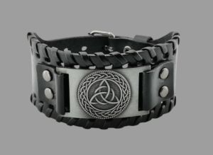 Кожена гривна с Triquetra и келтски плетеници