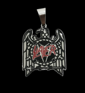 Медальон Slayer от стомана с кожена верижка Заглавие на снимка: medalion-slayer-ot-stomana-trash-metal Описание на снимка: Медальон от патинирана медицинска стомана във формата на орел с червено лого на групата Slayer, заснет на чист черен фон.
