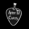 Медальон Alice in Chains с форма на перце за китара от стомана Заглавие на снимка: medalion-alice-in-chains-perce-stomana Описание на снимка: Стоманен медальон във формата на перце за китара с релефно лого на групата Alice in Chains, заснет на чист черен фон.