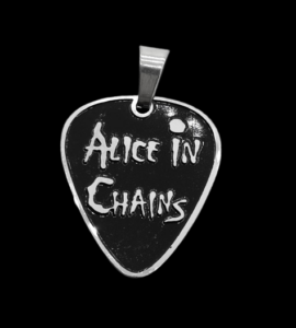 Медальон Alice in Chains с форма на перце за китара от стомана Заглавие на снимка: medalion-alice-in-chains-perce-stomana Описание на снимка: Стоманен медальон във формата на перце за китара с релефно лого на групата Alice in Chains, заснет на чист черен фон.