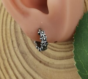 Малка халка с декорация на звезди от медицинска стомана