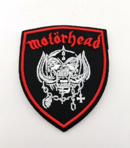 Нашивка във форма на щит с червено и черно лого на Motörhead