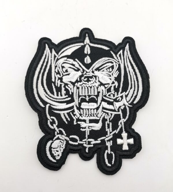 Нашивка Motörhead, изобразяваща детайлния череп на Snaggletooth за фенове.