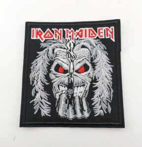 Бродирана нашивка на Iron Maiden с главата на талисмана Еди, изобразен в детайли.