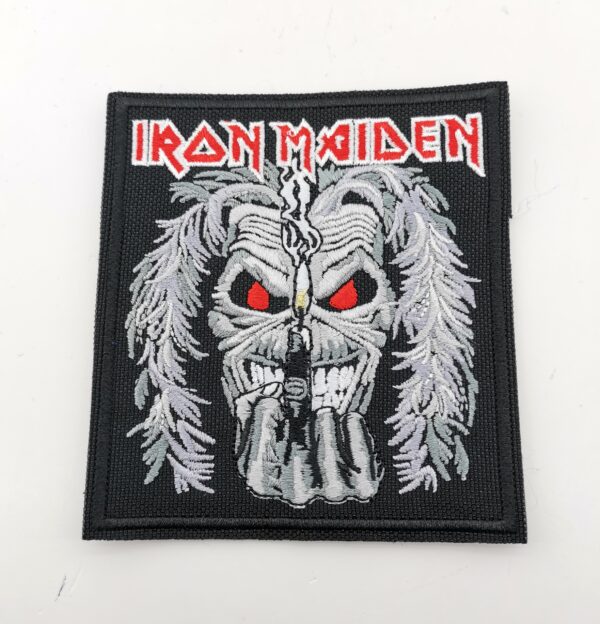 Бродирана нашивка на Iron Maiden с главата на талисмана Еди, изобразен в детайли.