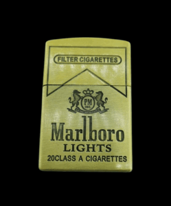 Метална газова запалка Marlboro Lights Заглавие на снимка: metalna-gazova-zapalka-marlboro-lights Описание на снимка: Златиста метална газова запалка с гравиран дизайн и лого на цигарената марка Marlboro Lights.