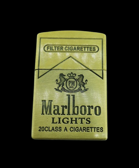 Marlboro Zippo запалка Метална газова запалка Marlboro Lights Заглавие на снимка: metalna-gazova-zapalka-marlboro-lights Описание на снимка: Златиста метална газова запалка с гравиран дизайн и лого на цигарената марка Marlboro Lights.