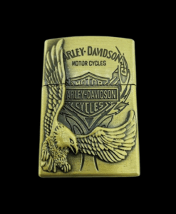 Метална газова запалка Harley-Davidson Заглавие на снимка: metalna-gazova-zapalka-harley-davidson-eagle Описание на снимка: Метална газова запалка в бронзов цвят с обемен релеф на разперен орел и класическо лого на марката Harley-Davidson Motor Cycles.