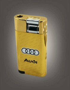 Ветроустойчива газова запалка Audi Заглавие на снимка: vetroustojchiva-gazova-zapalka-audi-gold Описание на снимка: Златна метална газова запалка с релефна повърхност и черни емблематични кръгове на автомобилната марка Audi.