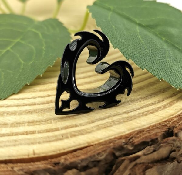 Готически черен флеш сърце - 14 мм черен флеш тунел, оформен като готическо сърце