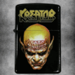 Черна бензинова запалка с жълто лого на Kreator и изображение на гротесков демон с изпъкнал череп.