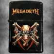 Черна бензинова запалка с логото на Megadeth и изображение на череп с кръстосани кости и вериги.
