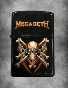 Черна бензинова запалка с логото на Megadeth и изображение на череп с кръстосани кости и вериги.