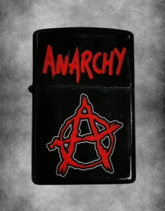 Черна бензинова запалка с червен, боядисан надпис ANARCHY и червеният символ "А в кръг" (Анархия).