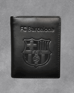 Черен кожен мъжки портфейл с релефно лого и надпис "FC Barcelona".