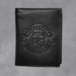 Черен кожен мъжки портфейл с голямо релефно лого на футболния клуб Manchester United.