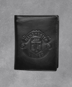 Черен кожен мъжки портфейл с голямо релефно лого на футболния клуб Manchester United.
