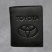 Черен кожен мъжки портфейл с релефно лого и надпис на марката Toyota.