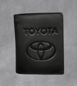 Черен кожен мъжки портфейл с релефно лого и надпис на марката Toyota.
