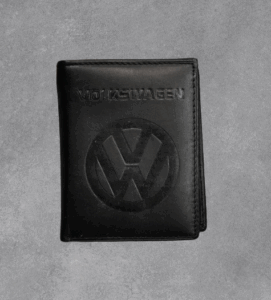 Черен кожен мъжки портфейл с релефно лого и надпис на марката Volkswagen.