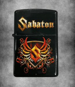 Черна бензинова запалка с логото на Sabaton.