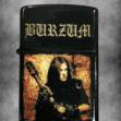 Черна бензинова запалка с готическо лого на Burzum и изображение на Варг Викернес с китара.