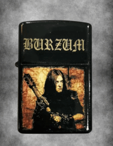 Черна бензинова запалка с готическо лого на Burzum и изображение на Варг Викернес с китара.