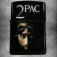 Черна бензинова запалка с бяло лого 2PAC и портрет на рап легендата Тупак Шакур