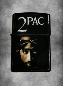 Черна бензинова запалка с бяло лого 2PAC и портрет на рап легендата Тупак Шакур