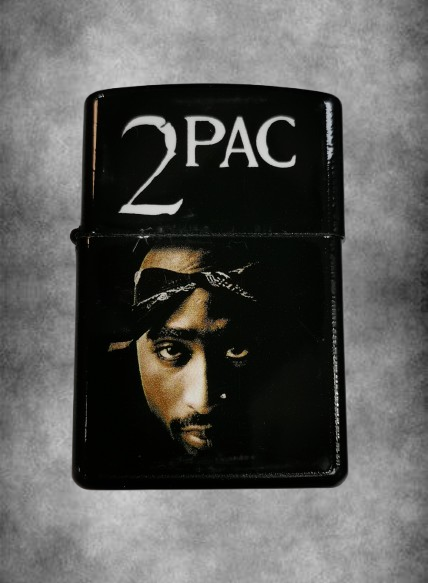 Бензинова запалка 2PAC (Тупак Шакур) Черна бензинова запалка с бяло лого 2PAC и портрет на рап легендата Тупак Шакур
