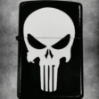 Черна бензинова запалка с голям, стилизиран бял череп – емблемата на The Punisher.