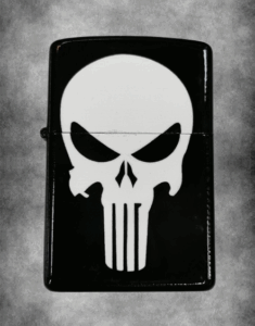 Черна бензинова запалка с голям, стилизиран бял череп – емблемата на The Punisher.