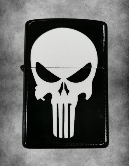 запалка на Punisher череп Черна бензинова запалка с голям, стилизиран бял череп – емблемата на The Punisher.