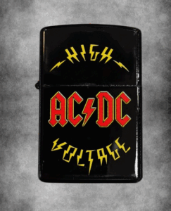 Черна бензинова запалка с червено-жълто лого на AC/DC и надписите HIGH VOLTAGE с мълнии.
