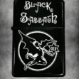 Черно-бяла бензинова запалка с логото на Black Sabbath и емблемата на летящия демон с числото XLV.