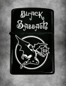 Черно-бяла бензинова запалка с логото на Black Sabbath и емблемата на летящия демон с числото XLV.