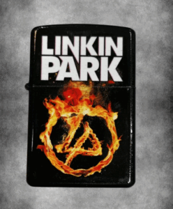 Черна бензинова запалка с бяло лого LINKIN PARK и логото им в пламъци.