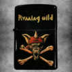 Черна бензинова запалка с логото на Running Wild и пиратски череп с кръстосани кости.