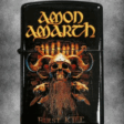 Черна бензинова запалка на Amon Amarth First Kill Заглавие на снимка: cherna-benzinova-zapalka-amon-amarth-first-kill Описание на снимка: Черна метална бензинова запалка с детайлен цветен принт на викингски череп с рога и златисто лого на групата Amon Amarth First Kill.