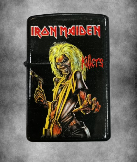Бензинова запалка Iron Maiden - Killers (Еди) Черна бензинова запалка с логото на Iron Maiden и талисмана Еди от обложката на албума "Killers".