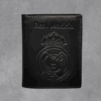 Черен кожен мъжки портфейл с релефно лого с корона и надпис "Real Madrid".