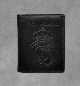 Черен кожен мъжки портфейл с релефно лого с корона и надпис "Real Madrid".