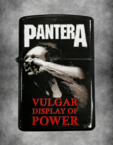 Черна бензинова запалка с логото на Pantera и обложката на албума "Vulgar Display of Power"
