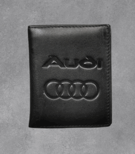 Черен кожен мъжки портфейл с релефно лого и надпис на марката Audi.