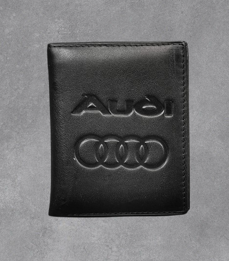 портфейл на Audi Черен кожен мъжки портфейл с релефно лого и надпис на марката Audi.