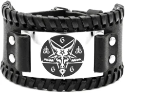 Детайл на кожена гривна с Бафомет и числото 666 върху стоманена плочка