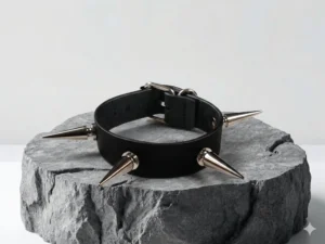 Близък план на метални шипове върху черна кожена лента