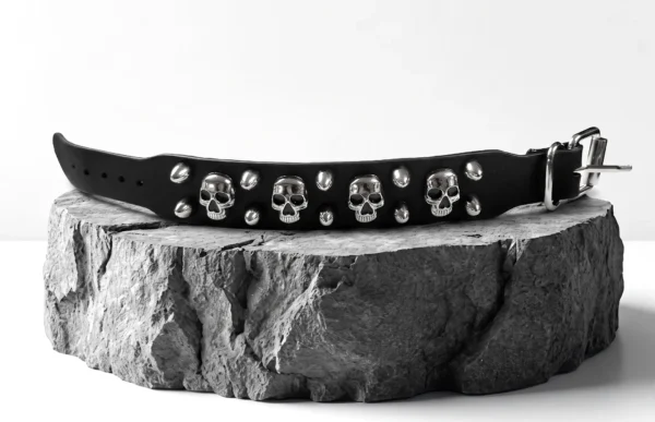 Изглед на отворена черна кожена гривна с метални черепи
