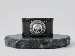 Преден изглед на черна здрава кожена гривна Harley-Davidson върху камък